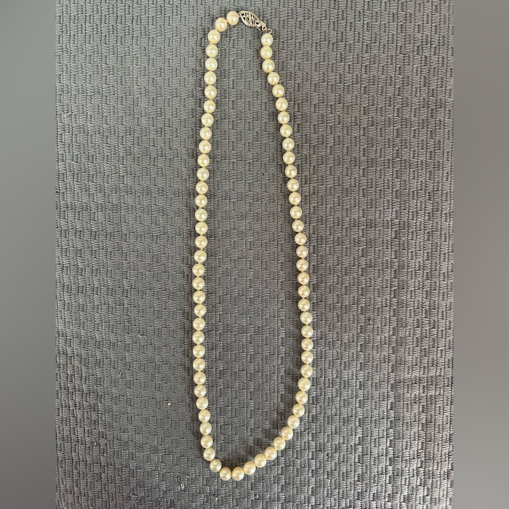 1985 Elegant Cream REAL Pearl Necklace
